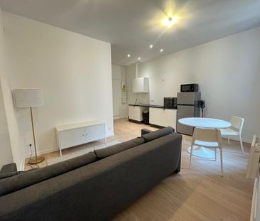 Très bel F2 rénové à meublé à NEUF à louer place Hôtel de Ville - Photo 1