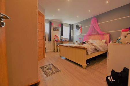 3 bedroom House in Howden Place, Leeds - Photo 4