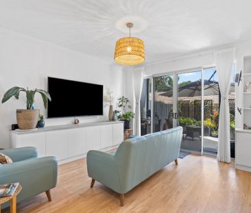 Contemporary Tri Level Townhouse in a Premium Locale - Photo 2