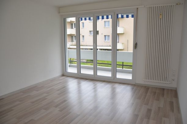 "Moderne 3.5 Zimmer-Wohnung mit schönem Balkon" - Photo 1