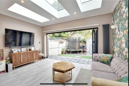 4 Bed Terraced House, Trafalgar Grove, SE10 - Photo 2