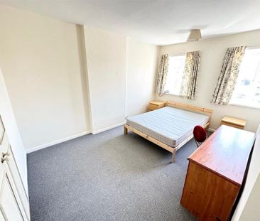 4 bedroom semi-detached house to rent - Photo 3