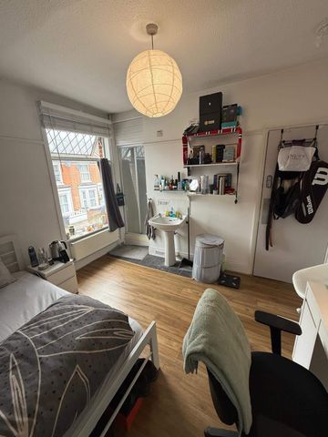 Lovely Double Room With Private Shower - Photo 4