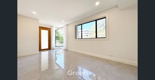 Modern, Stylish Five-Bedroom Duplex in Prime Location! - Photo 1