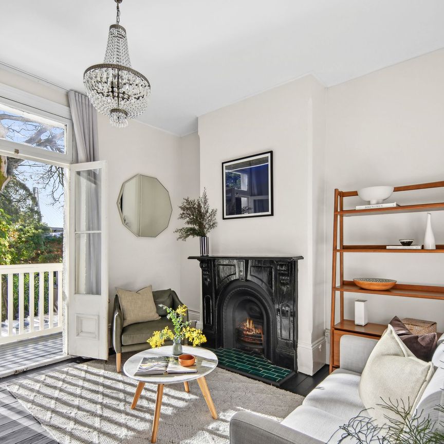 Harbourside terrace with a leafy garden oasis - Photo 1