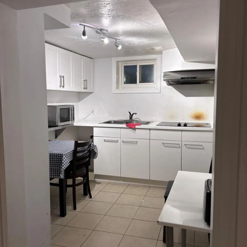 884 WINDERMERE AVENUE - Photo 1