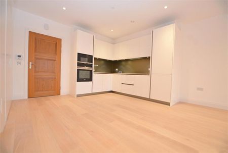 Pinewood Gardens, Teddington, TW11 - Photo 3