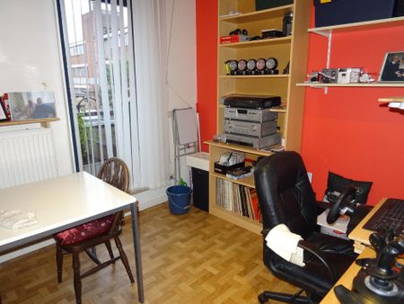 - Sint-Niklaas – Rustig gelegen appartement met 2 slaapkamers, terras, en garage - Photo 4