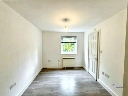 4 bedroom flat to rent - Photo 2