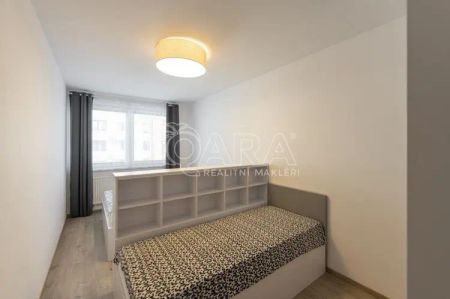Světlý a vybavený byt 2+kk s balkonem a velkým garážovým stáním - Fotografie 5