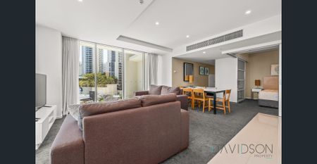 Elegant Furnished Apartment in the Heart of Surfers Paradise - Photo 4