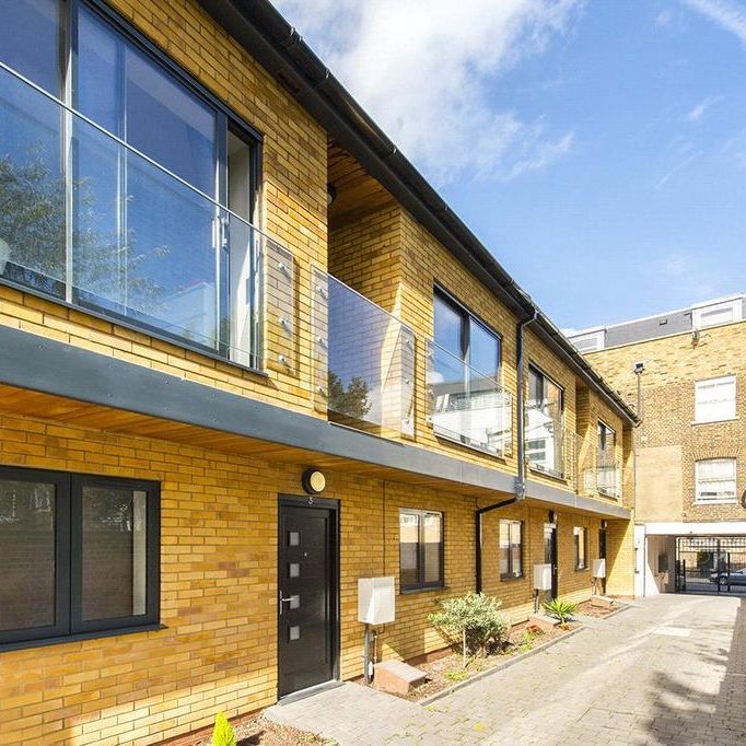 4 bedroom mews to rent - Photo 1