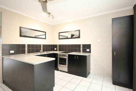 Air conditioned Townhouse - Modern Kitchen - Carport with Storage Locker - Pool - Photo 4