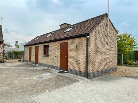 Charmante, losstaande éénslaapkamerwoning met ruim terras/tuin. Deze woning maakt deel uit van een vierkantshoeve en beschikt over een ruime keuken, woonkamer, slaapkamer en badkamer. - Photo 2