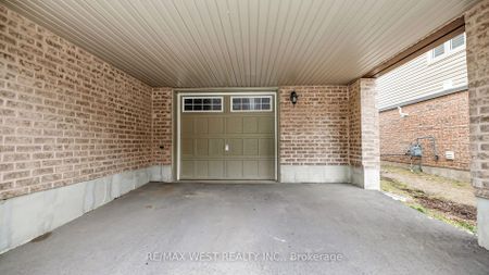 Townhouse For Lease | X8144864 - Photo 4