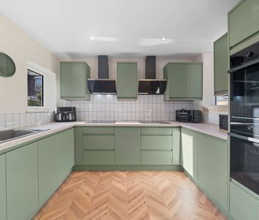 Queens Drive Room 3 - Photo 1