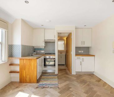 A spacious studio flat located moment from Clapham Junction. - Photo 3