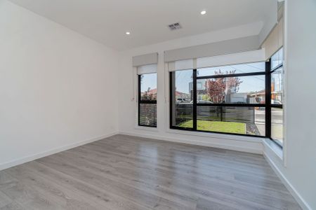 Modern 4 Bedroom Home - Photo 4