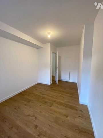 Maison à louer - TINTENIAC (35190) - Centre - Maison à louer comprenant en rdc: un salon/séjour... - Photo 5