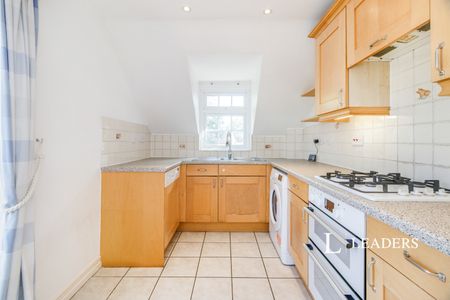 3 bedroom maisonette to rent Thames Street, Weybridge, Surrey, KT13 - Photo 3