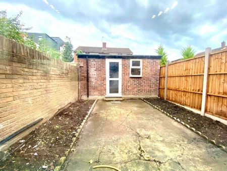 4 bedroom terraced house to rent - Photo 3