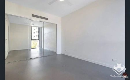 Fully furnished 1 bedroom apartment in the heart of Toowong - Photo 2