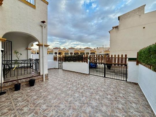 Alquiler de chalet adosado en Calle Lagunas de Ruidera - Photo 1