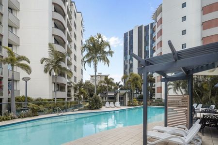 Light-Filled Apartment with Leafy Balcony in Toowong - Photo 3