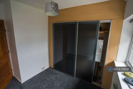 1 bedroom in a house share to rent - Photo 3