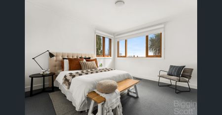 Art Deco Classic on the High Side of the Street - Photo 2