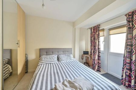 4 bedroom semi-detached house to rent - Photo 4