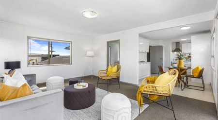 Beautiful 5 Bedroom Property in Hobsonville - Photo 3