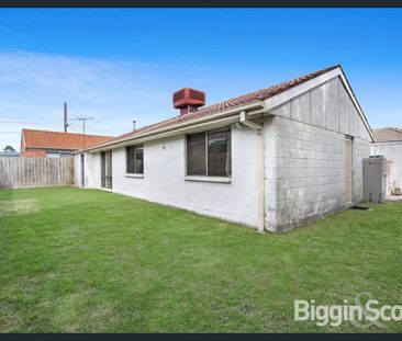 Ready to Move In – 2 Bedroom Villa Unit! - Photo 2