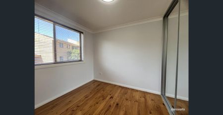 Remarkable Townhouse - Photo 2