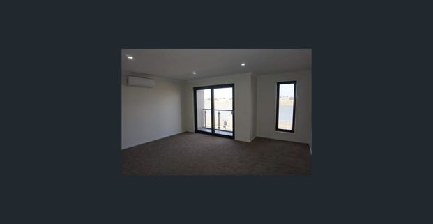 COMFORT + STYLE + CONVENIENCE + PARK VIEW - Photo 1