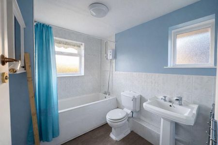 4 bedroom semi-detached house to rent - Photo 3