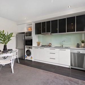 Sophisticated Style in Convenient Locale. - Photo 2