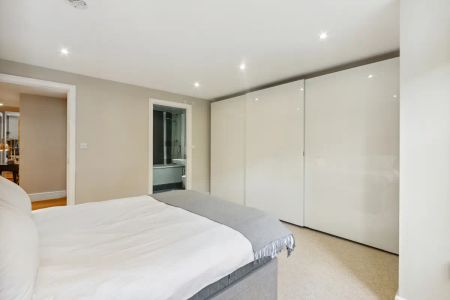 2 bedroom flat in London - Photo 5