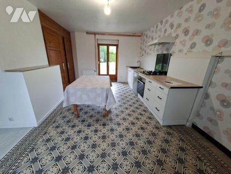 Au centre du village, une maison de campagne rénovée de type longère comprenant : Une cuisine ... - Photo 4