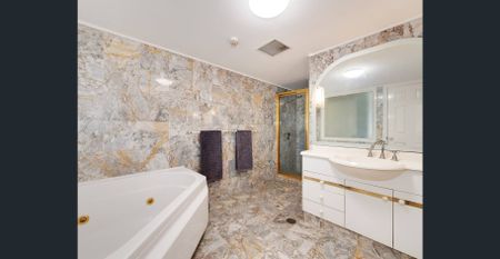 Perfect North Facing, Stunning District Views, Oversized 3 Bedroom Apartment - Photo 4