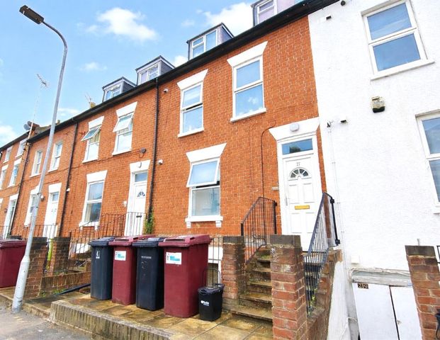 3 bedroom in Zinzan Street, Reading - Photo 1