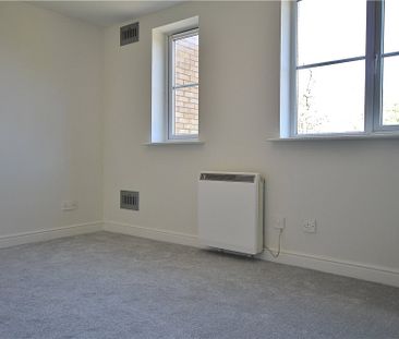 Ashdown Close, Woking, Surrey, GU22 7PG - Photo 6