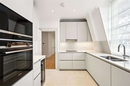 Top floor apartment, situated in a well maintained mansion building moments from Hyde Park. - Photo 3