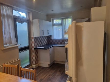 Bright Double Room for Rent – Burnely Road London - Photo 3
