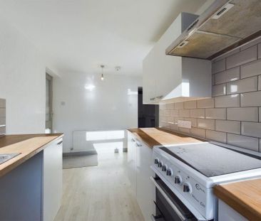 2 bedroom semi-detached house to rent - Photo 6