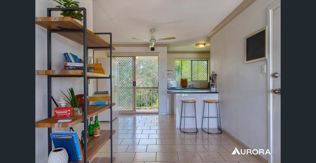 Fully Furnished Top Floor Apartment in Prestigious Ascot Location - Photo 1