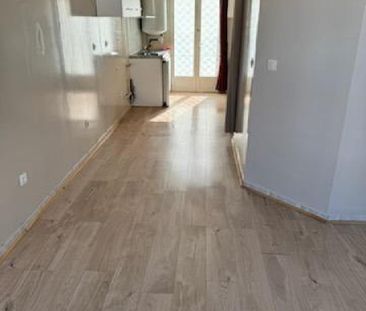 STUDIO DE 29 M² SITUE AU REZ-DE-CHAUSSÉE AVEC TERRASSE PRIVATIVE DE 8 M² Comprenant un séjour ... - Photo 3