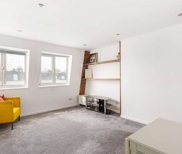 An attractive third floor flat in excellent condition with high cei... - Photo 2