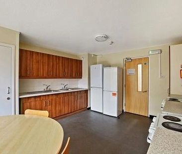 1 bedroom in a flat share to rent - Photo 4