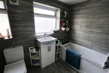 Wallisdown Road, Bournemouth, Bh12 - Photo 2